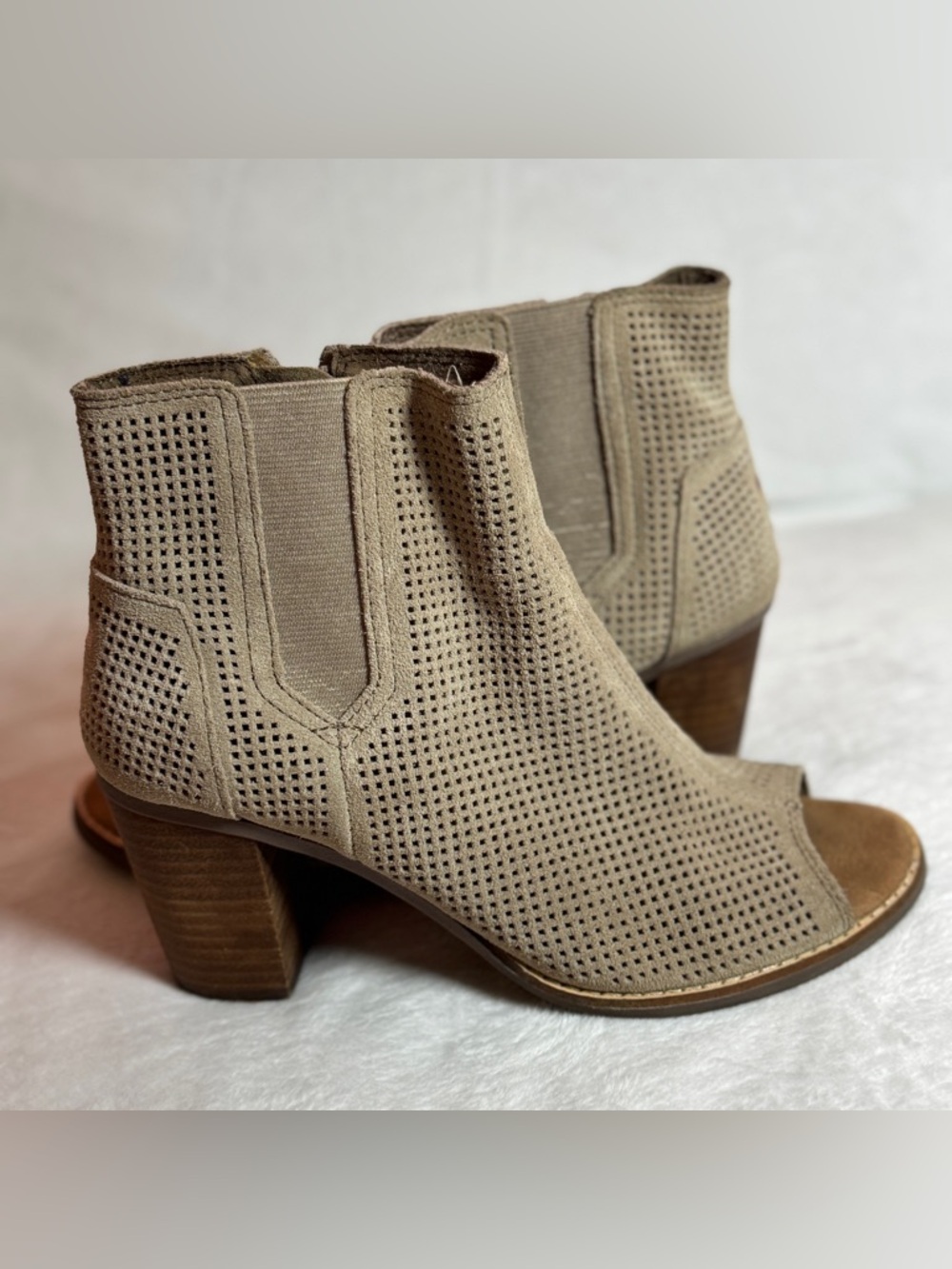 Tan Toms Eyelet Laser Cut Ankle Boots Soft Faux‎ Suede Women's Size 7.5 Peep Toe